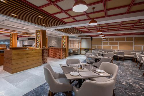 Imagen del bar/restaurante del Hotel Ramada Encore by Wyndham Viramgam. Foto 8
