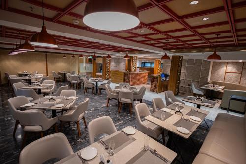 Imagen del bar/restaurante del Hotel Ramada Encore by Wyndham Viramgam. Foto 11