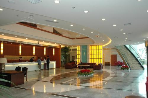 Imagen de los interiores del Hotel Ramada Encore by Wyndham Wuhan Int'l Conference Center. Foto 19