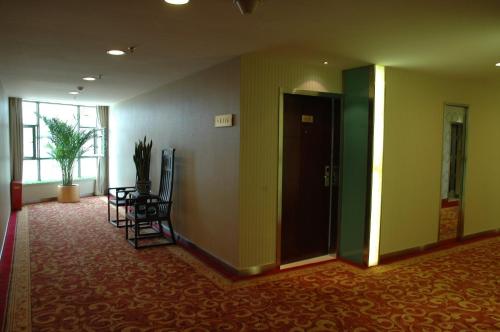 Imagen de los interiores del Hotel Ramada Encore by Wyndham Wuhan Int'l Conference Center. Foto 20