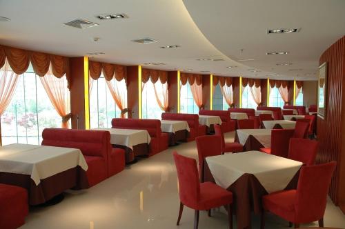 Imagen del bar/restaurante del Hotel Ramada Encore by Wyndham Wuhan Int'l Conference Center. Foto 9