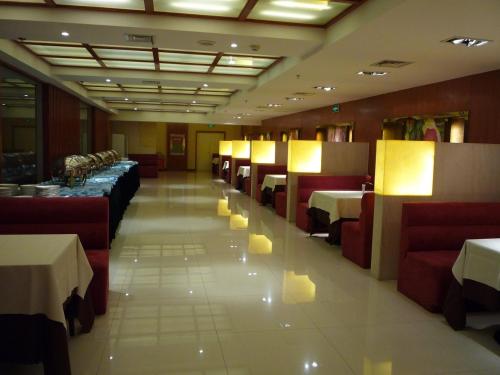 Imagen del bar/restaurante del Hotel Ramada Encore by Wyndham Wuhan Int'l Conference Center. Foto 10