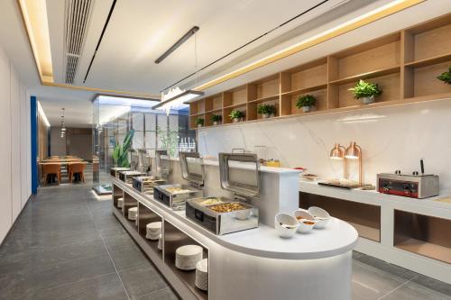 Imagen del bar/restaurante del Hotel Ramada Encore by Wyndham Wuhan Station. Foto 5
