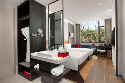 Imagen de la habitación del Hotel Ramada Encore by Wyndham Xishuangbanna Jinghong. Foto 15