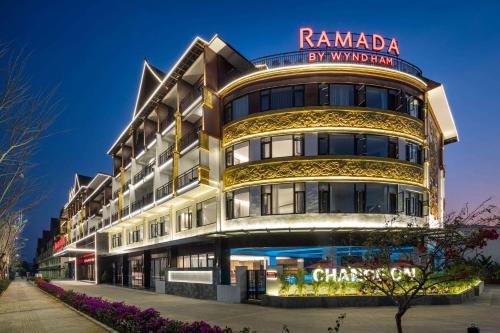 Imagen general del Hotel Ramada Encore by Wyndham Xishuangbanna Jinghong. Foto 7
