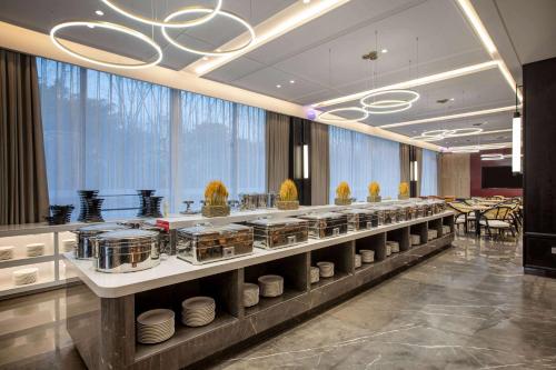 Imagen del bar/restaurante del Hotel Ramada Encore by Wyndham Xishuangbanna Jinghong. Foto 8