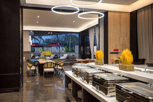 Imagen del bar/restaurante del Hotel Ramada Encore by Wyndham Xishuangbanna Jinghong. Foto 9