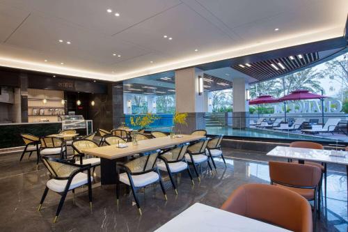 Imagen del bar/restaurante del Hotel Ramada Encore by Wyndham Xishuangbanna Jinghong. Foto 10