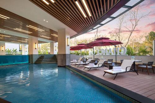 Imagen de la piscina del Hotel Ramada Encore by Wyndham Xishuangbanna Jinghong. Foto 18