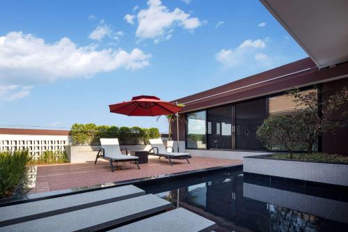Imagen general del Hotel Ramada Encore by Wyndham Xishuangbanna Jinghong. Foto 3
