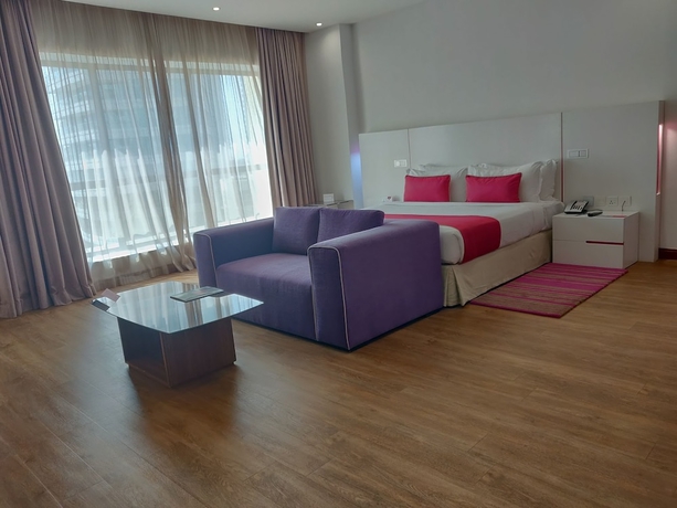 Imagen de la habitación del Hotel Ramada Hotel & Suites by Wyndham Dubai JBR. Foto 9