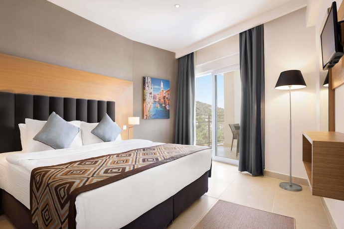 Imagen de la habitación del Hotel Ramada Hotel & Suites by Wyndham Kusadasi. Foto 1
