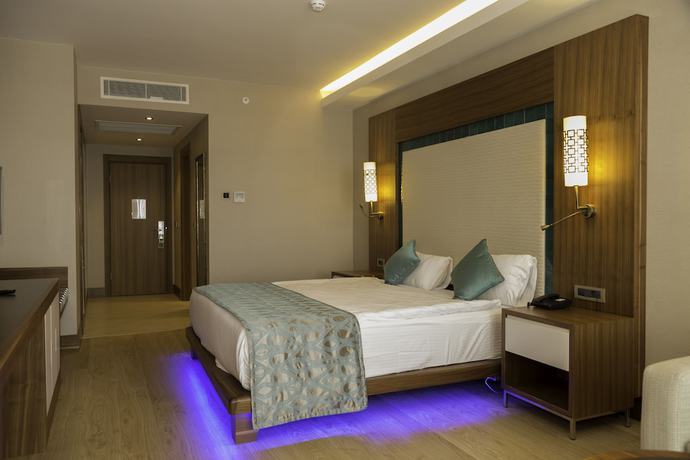 Imagen de la habitación del Hotel Ramada Hotel & Suites by Wyndham Kusadasi. Foto 6