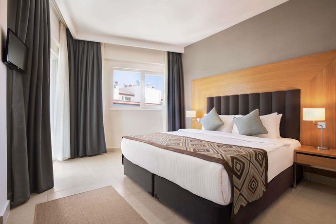 Imagen de la habitación del Hotel Ramada Hotel & Suites by Wyndham Kusadasi. Foto 7