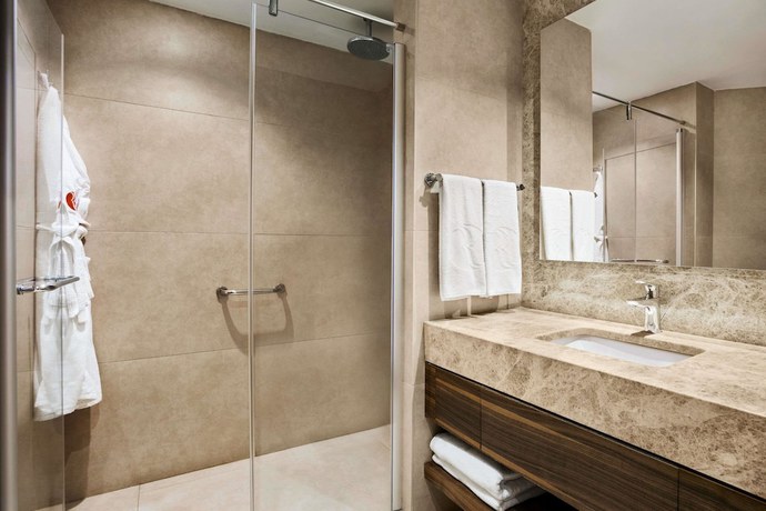 Imagen de la habitación del Hotel Ramada Hotel & Suites by Wyndham Kusadasi. Foto 15