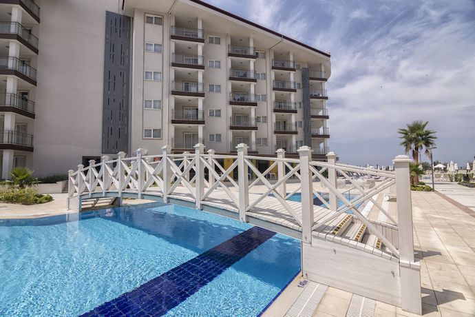 Imagen de la piscina del Hotel Ramada Hotel & Suites by Wyndham Kusadasi. Foto 17
