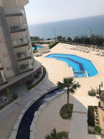 Imagen de la piscina del Hotel Ramada Hotel & Suites by Wyndham Kusadasi. Foto 19