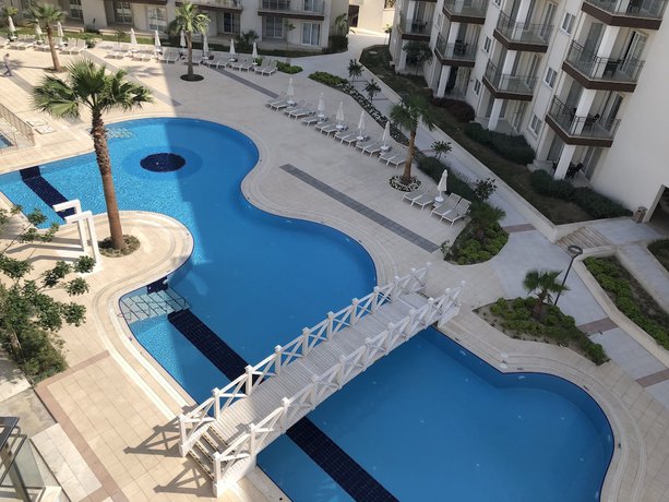 Imagen de la piscina del Hotel Ramada Hotel & Suites by Wyndham Kusadasi. Foto 20
