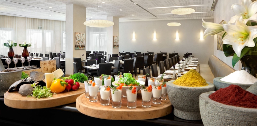 Imagen del bar/restaurante del Hotel Ramada Hotel & Suites by Wyndham Netanya. Foto 3