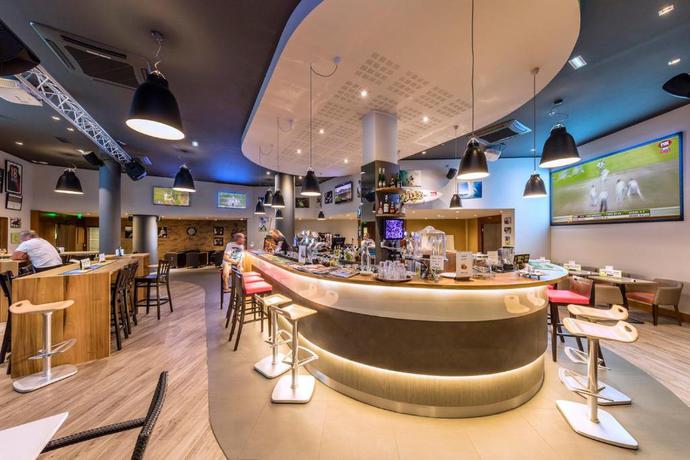 Imagen del bar/restaurante del Hotel Ramada Hotel & Suites by Wyndham Noumea. Foto 4