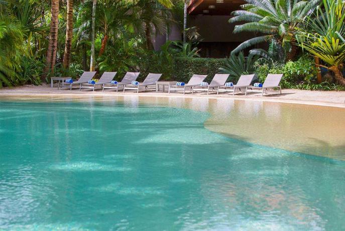 Imagen de la piscina del Hotel Ramada Hotel & Suites by Wyndham Noumea. Foto 9