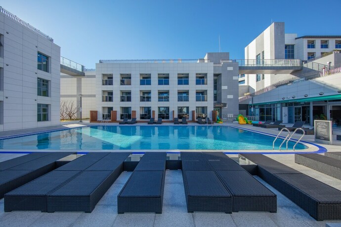 Imagen de la piscina del Hotel Ramada Hotel and Resort by Wyndham GyeongJu. Foto 20