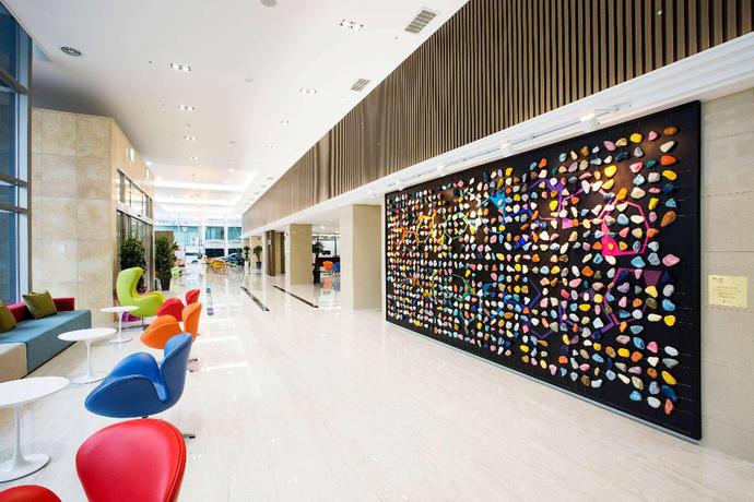 Imagen de los interiores del Hotel Ramada Jeju Cityhall. Foto 18