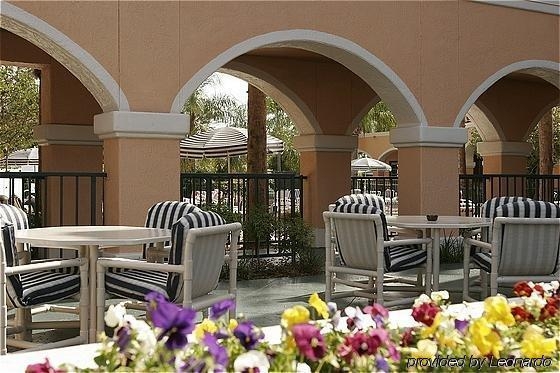 Imagen del bar/restaurante del Hotel Ramada Kissimmee Downtown. Foto 9