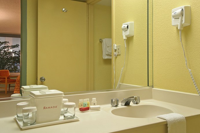 Imagen de la habitación del Hotel Ramada Kissimmee Gateway. Foto 11