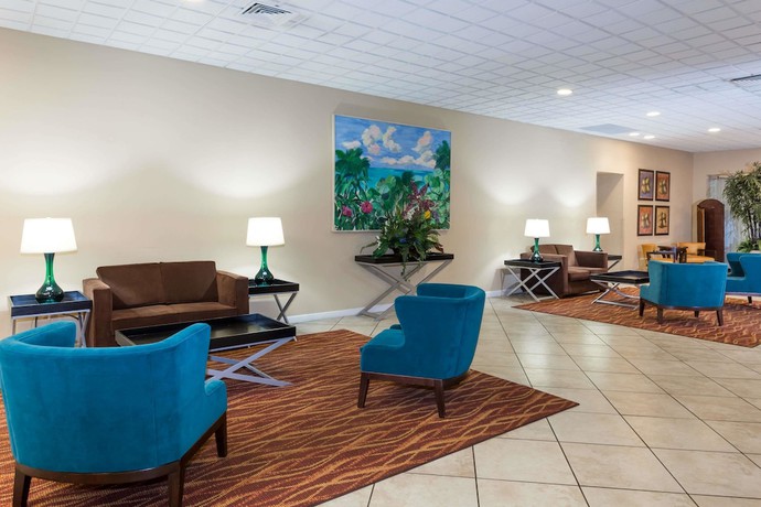 Imagen de los interiores del Hotel Ramada Kissimmee Gateway. Foto 18