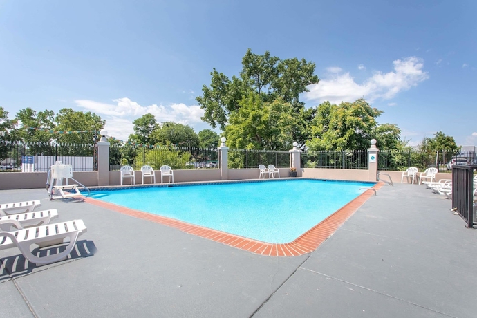 Imagen de la piscina del Hotel Ramada Limited Cockeysville. Foto 17