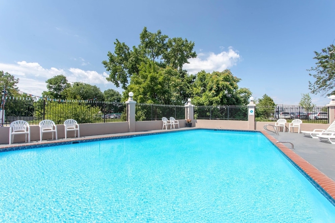 Imagen de la piscina del Hotel Ramada Limited Cockeysville. Foto 18