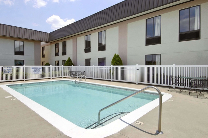 Imagen de la piscina del Hotel Ramada Limited Columbia. Foto 12