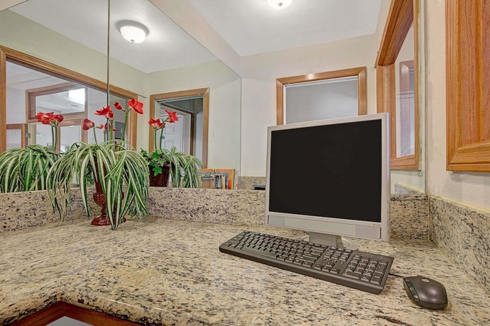 Imagen de los interiores del Hotel Ramada Limited Redondo Beach. Foto 19