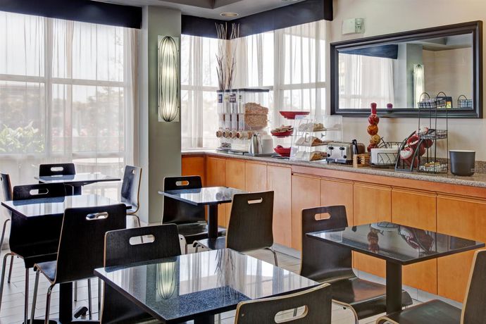 Imagen del bar/restaurante del Hotel Ramada Limited San Francisco Airport North. Foto 3