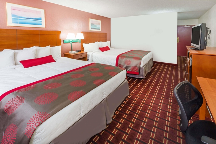 Imagen de la habitación del Hotel Ramada Medford And Conference Center. Foto 5