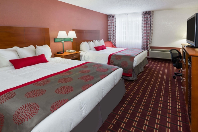 Imagen de la habitación del Hotel Ramada Medford And Conference Center. Foto 6