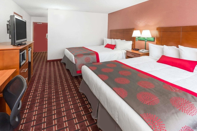 Imagen de la habitación del Hotel Ramada Medford And Conference Center. Foto 7