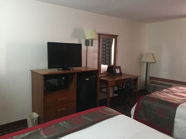 Imagen de la habitación del Hotel Ramada Medford And Conference Center. Foto 12