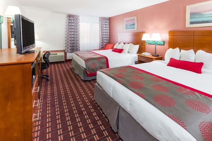 Imagen de la habitación del Hotel Ramada Medford And Conference Center. Foto 15