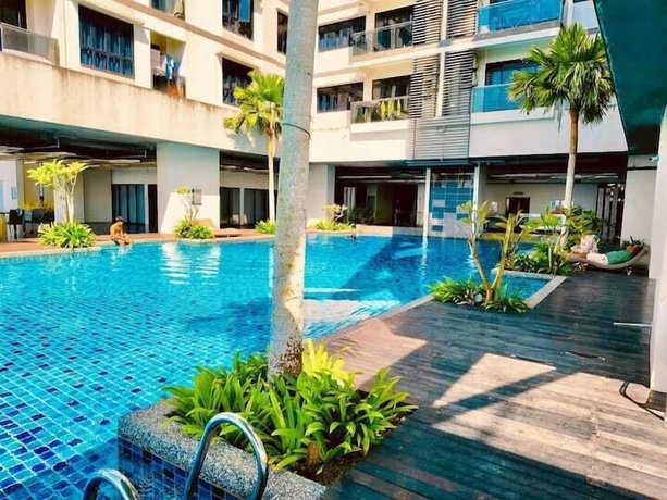 Imagen de la piscina del Hotel Ramada Medini. Foto 10