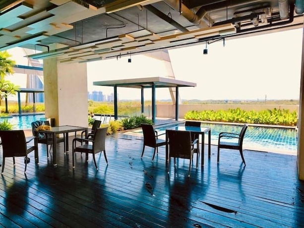 Imagen de la piscina del Hotel Ramada Medini. Foto 12