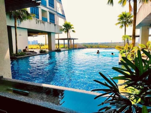 Imagen de la piscina del Hotel Ramada Medini. Foto 13
