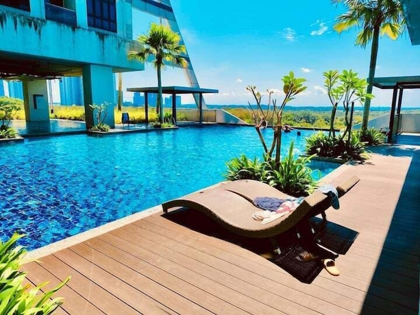 Imagen de la piscina del Hotel Ramada Medini. Foto 14