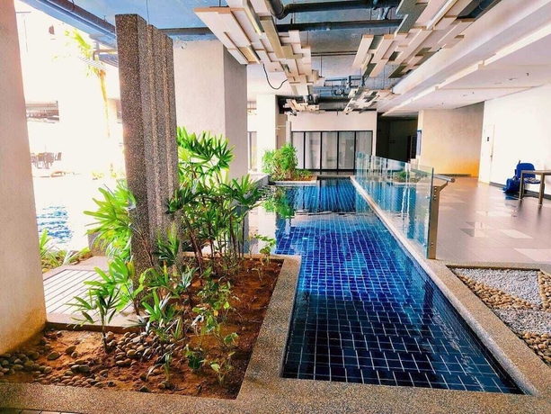 Imagen de la piscina del Hotel Ramada Medini. Foto 15