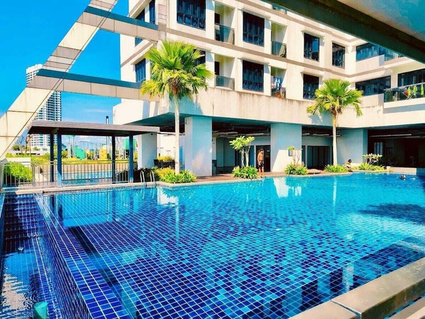Imagen de la piscina del Hotel Ramada Medini. Foto 16