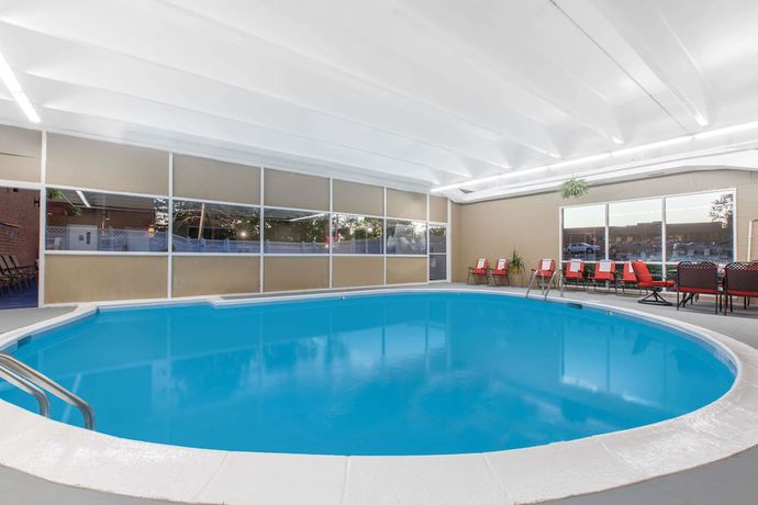 Imagen de la piscina del Hotel Ramada Plaza By Wyndham Albany. Foto 17