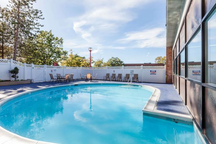 Imagen de la piscina del Hotel Ramada Plaza By Wyndham Albany. Foto 18