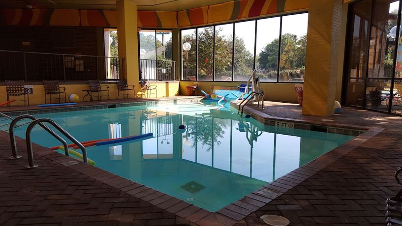Imagen de la piscina del Hotel Ramada Plaza By Wyndham Atlanta Airport. Foto 18