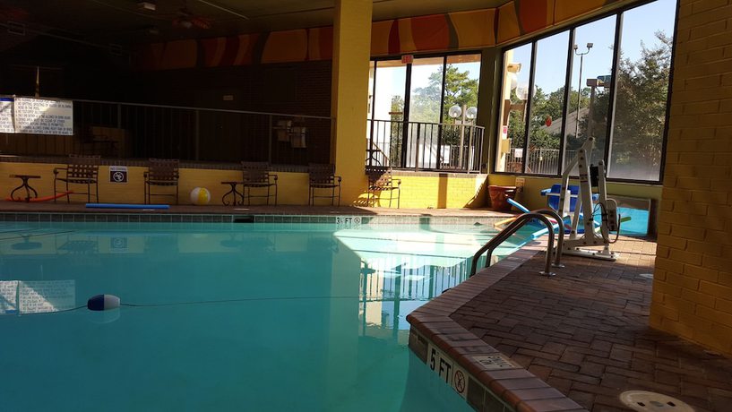Imagen de la piscina del Hotel Ramada Plaza By Wyndham Atlanta Airport. Foto 20